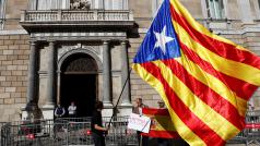 Muž s katalánskou vlajkou přes sídlem regionální vlády v Barceloně