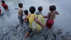 Děti Rohingů vstupují do řeky Naf na hranici mezi Barmou a Bangladéšem
