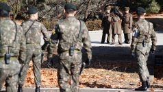 Severokorejští (v pozadí) a jihokorejští vojáci na hlídce nedaleko místa, kde před dvěma týdny překročil zběh hranici s Jižní Koreou