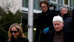 Anton Schlecker, jeho dcera Meike (vlevo) a syn Lars (v modrých rukavicích) odcházejí od soudu ve Stuttgartu