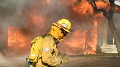 V okresu Ventura už plameny zachvátily přes 22 tisíc hektarů půdy a míří až ke stotisícovému městu Ventura.