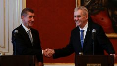 Miloš Zeman gratuluje premiérovi Andreji Babišovi k nové vládě