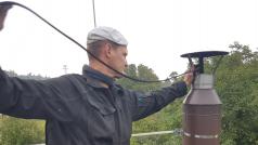 Kominík Michal Frič čistí komín rodinného domu v Řevnicích
