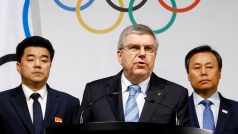 Šéf Mezinárodního olympijského výboru (MOV) Thomas Bach společně se zástupci delegací jednotlivých zemí.
