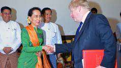 Britský ministr zahraničí Boris Johnson s barmskou civilní vůdkyní Do Aun Schan Su Ťij