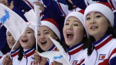 Severokorejské fanynky na olympijských hrách s vlajkou sjednoceného poloostrova