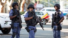 Elitní jednotky jihoafrické policie zasahovaly v Johannnesburgu v rezidenci podnikatelů blízkých prezidentu Zumovi. Zatčeni byli dva lidé.