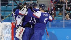 Slovenští hokejisté se radují z vítězství nad Olympijskými sportovci z Ruska.