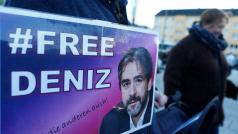 Protest za propuštění novináře Denize Yücela