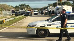 Policie u střední školy ve floridském Parklandu, kde student zavraždil sedmnáct lidí.
