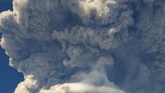 Mohutný sloup popela po erupci sopky Sinabung