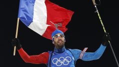Martin Fourcade v cíli smíšené štafety na letošních olympijských hrách