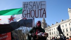 Demonstranti v Londýně vyzývají k záchraně syrské Ghúty.