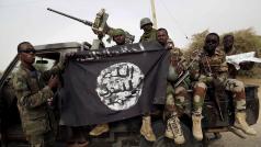 Nigerijští vojáci s vlajkou islamistické teroristické skupiny Boko Haram