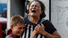 Příbuzní obětí požáru v policejním komisařství ve venezuelském městě Valencia
