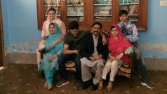 Malala Júsufzaiová se svou rodinou a pákistánským ministrem informací v rodném městě Mingora