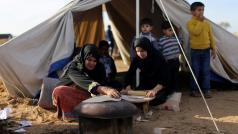 Tisíce Palestinců setrvávají v táborech na hranici Pásma Gazy.