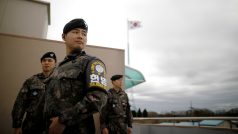 Jihokorejští vojáci uvnitř &quot;vesnice svobody&quot; Tesung, která leží v jihokorejské části demilitarizovaného pásma (DMZ). Snímek z 24. dubna 2018.