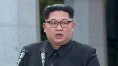 &quot;Chtěl bych poděkovat lidu Jižní Koreje za to, že ukázali solidaritu a přátelství vůči nám. Trvalo dlouho, než si dvě Koreje podaly ruce.&quot; Kim Čong-un čte společnou Pchanmundžomskou deklaraci.