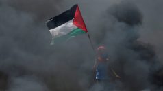 Chlapec s palestinskou vlajkou během protestů proti přesunu americké ambasády z Tel Avivu do Jeruzaléma