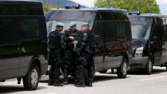 Příslušníci speciálních policejních jednotek poblíž autobusů s uprchlíky (mimo snímek) u města Konjic v Hercegovsko-neretvanském kantonu (18. května 2018).