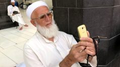 Muslimský muž se svým telefonem