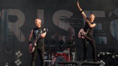 Kytarista Zach Blair a zpěvák Tim McIlrath z kapely Rise Against během vystoupení