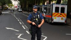 Policie uzavřela ulice v okolí incidentu u britského parlamentu.