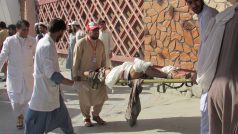 Záchrana zraněných po útoku ve východoafghánské provincii Nangarhár.
