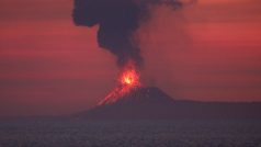 Láva sopky Anak Krakatoa v Indonésii z 22. září 2018. Začala se formovat před 90 lety poté, co erupce původního vulkánu vyvolala v roce 1883 vlny tsunami, o život tehdy přišlo na 36 tisíc lidí