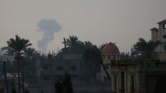 Stoupající kouř po izraelském útoku v Pásmu Gazy.
