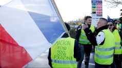 „Macrone, vrať nám naše peníze,“ říká text na vestě jednoho z demonstrantů