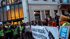 Protestující studenti před Středoevropskou univerzitou