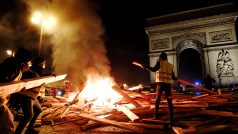 Podle listu Le Figaro se demonstranti, kteří se původně shromáždili na místě vyhrazeném pro demonstraci u Eiffelovy věže, přesunuli na Champs-Elysées, kde úřady demonstraci zakázaly