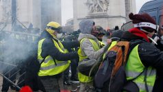Protestující se střetli s těžkooděnci u Vítězného oblouku na Champs-Élysées