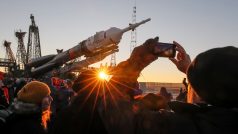 Přistavení nosné rakety Sojuz MS-11 na startovací rampu kosmodromu Bajkonur přihlížejí diváci