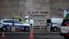 Výtržníci při protestech proti zdražování pohonných hmot nasprejovali na Vítězný oblouk v Paříži nápis &quot;Žluté vesty budou triumfovat&quot;