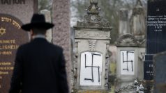 Antisemitismus je v Evropě na vzestupu. Posprejovaný židovský hřbitov nedaleko francouzského Štrasburku