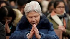 Křesťané modlící se v jednom z chrámů na Štědrý den v Pekingu
