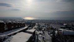 Pohled na zasněžené řecké město Thessaloniki z byzantských hradeb
