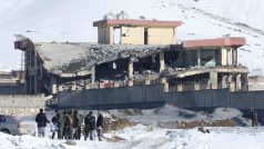 Budova na základně v afghánské provincii Vardak se po výbuchu částečně zřítila