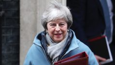 Premiérka Theresa Mayová při odchodu z Downing Street