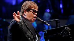 Britský zpěvák a klavírista Elton John během koncertního turné Farewell Yellow Brick Road, tady konkrétně v Los Angeles