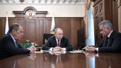 Ruský prezident Vladimir Putin na setkání s ministrem zahraničí Sergejem Lavrovem a ministrem obrany Sergejem Šohguem v Moskvě.