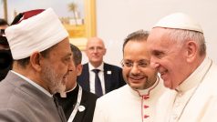 Papež František si třese rukou s šajchem Muhammadem