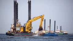 Plovoucí rypadla připravují podvodní výkop pro potrubí Nord Stream 2 v blízkosti severoněmeckého Lubminu