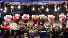 Pouliční prodejci květin v čínském městě Čchung-čching