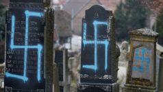 Neznámý pachatel v noci na úterý zneuctil bezmála stovku hrobů na židovském hřbitově ve východofrancouzském městě Quatzenheim, ležícím nedaleko Štrasburku