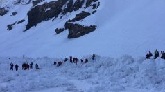 Na místě sesuvu laviny ve středisku Crans-Montana je 244 záchranářů z řad policistů, vojáků a zdravotníků