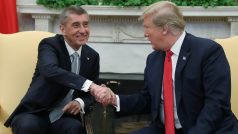 Andrej Babiš a Donald Trump si podávají ruce v Oválné pracovně